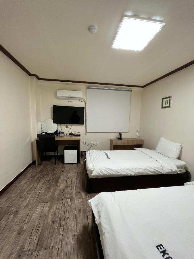 מוקפו Ekonomy Hotel מראה חיצוני תמונה
