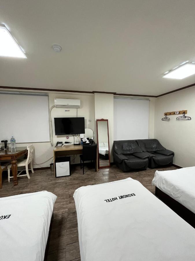 מוקפו Ekonomy Hotel מראה חיצוני תמונה