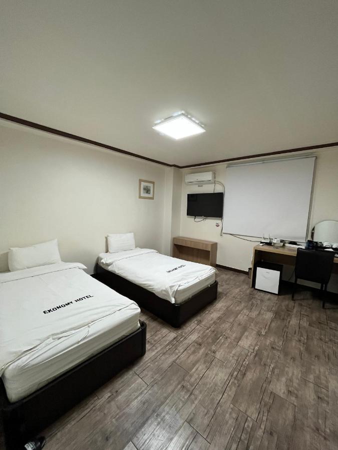 מוקפו Ekonomy Hotel מראה חיצוני תמונה