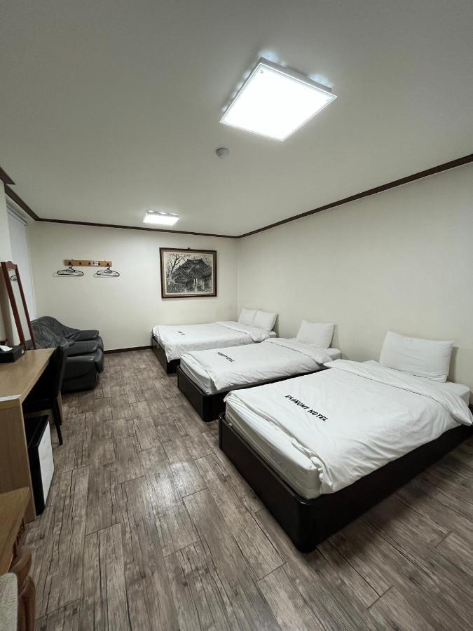 מוקפו Ekonomy Hotel מראה חיצוני תמונה